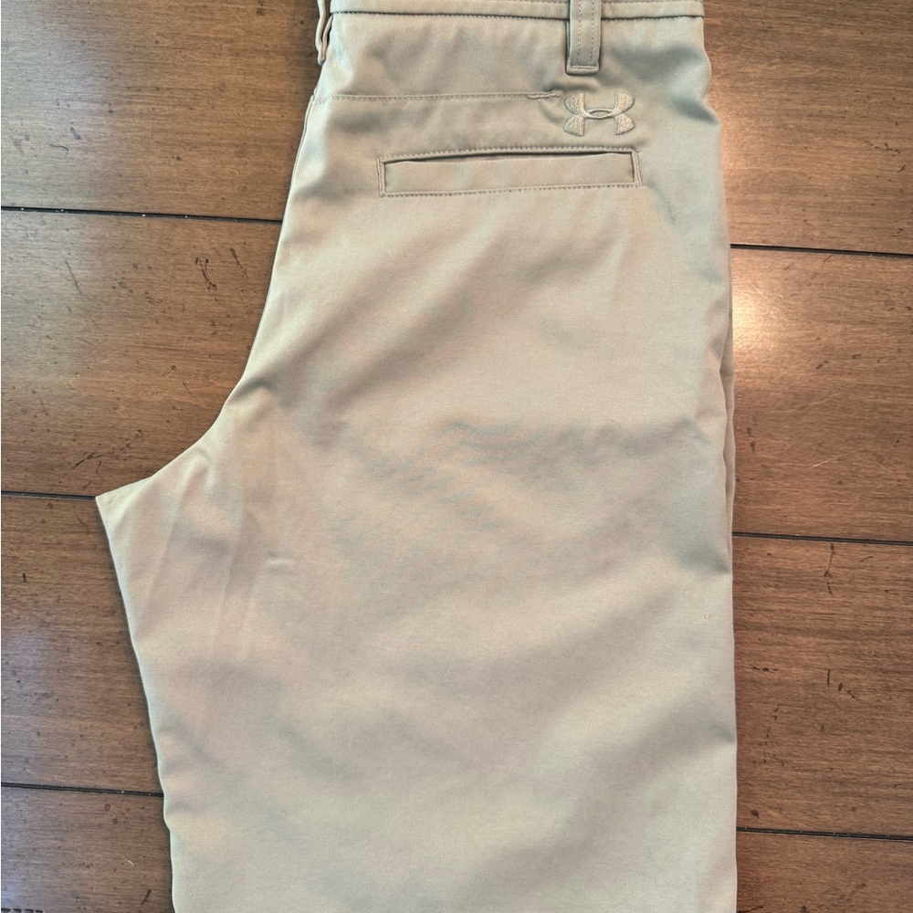 Under Armour Boys Tan Shorts, Size 14